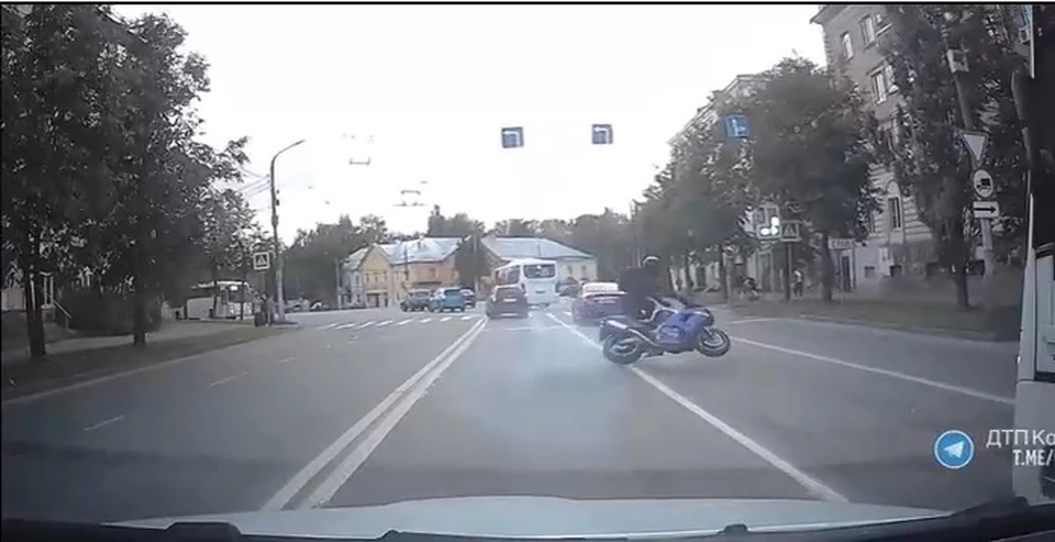 В Костроме мотоциклист вылетел под автобус. Фото: ДТП Кострома/ВК, скриншот видео