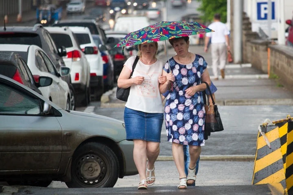 Летом в Беларуси зонтик нужен не столько от дождей, сколько от палящего солнца. Фото: архив "КП"