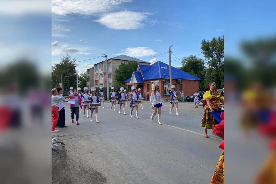 На пр-кте Мира прошло торжественное шествие. Фото: Игорь Сухарев