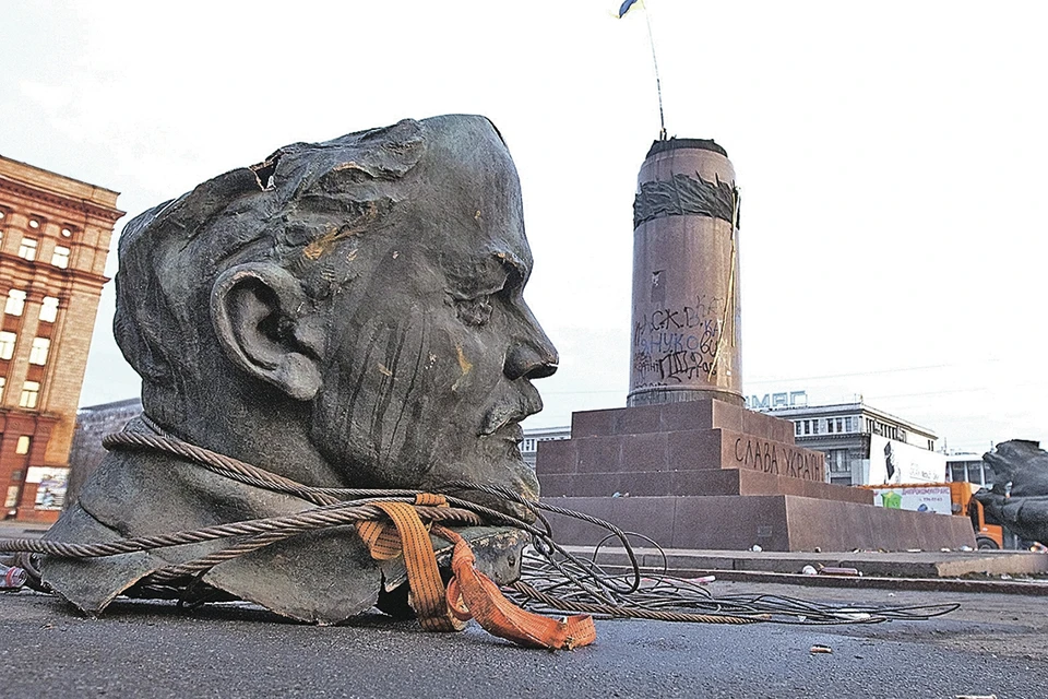 На Украине поспешили расправиться со всеми памятниками вождю пролетариата.