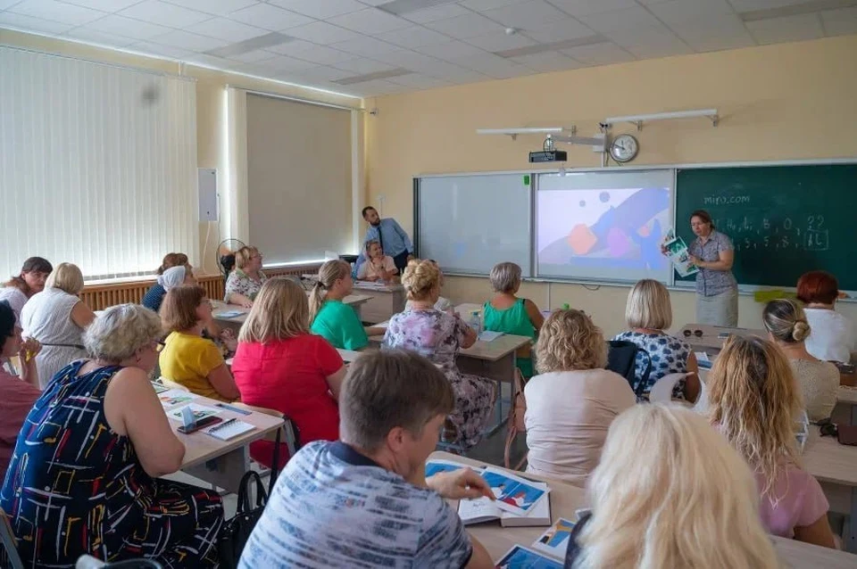 Педагоги сели за парты, чтобы подготовиться к новому учебному году. Фото: sev.gov.ru