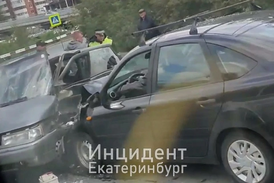 Водитель ВАЗ- 2112 не справился с управлением Фото: скриншот с видео