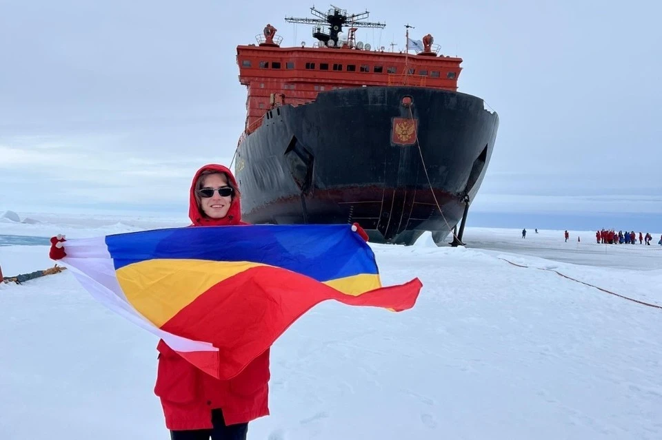 Школьник развернул флаг Ростовской области на Северном полюсе. Фото: банк фотографий экспедиции «Ледокол Знаний 2023»