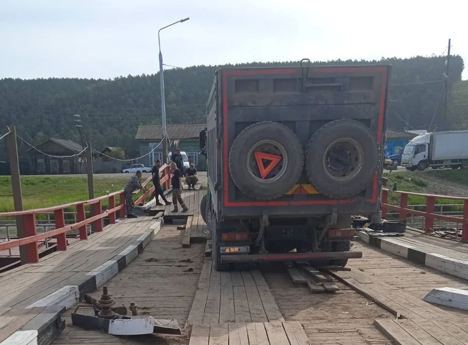 В Иркутской области из-за грузовика поврежден мост через реку Лена