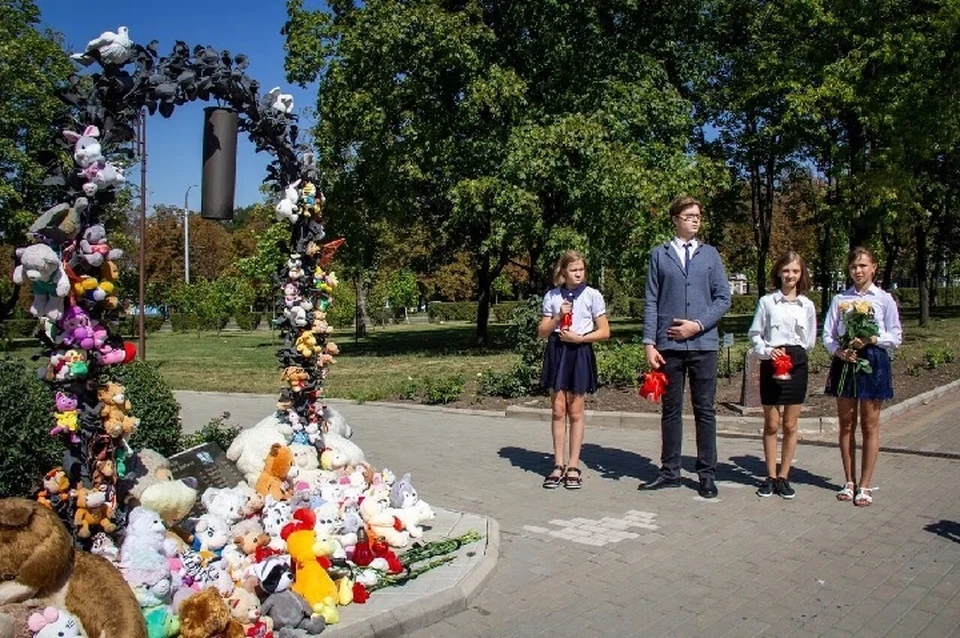 Участники мероприятия почтили память погибших детей минутой молчания и возложили к мемориальному комплексу цветы. Фото: Донецкое региональное отделение партии «Единая Россия»