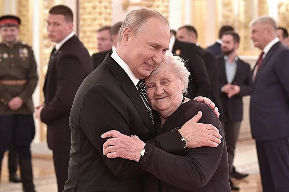 Классный руководитель президента России все еще держит связь с любимым учеником. Фото: Алексей НИКОЛЬСКИЙ/ТАСС
