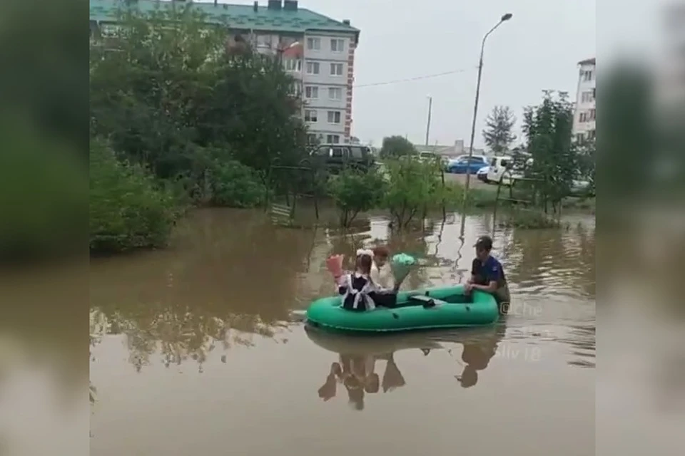 Дети плыли на линейку на лодке.