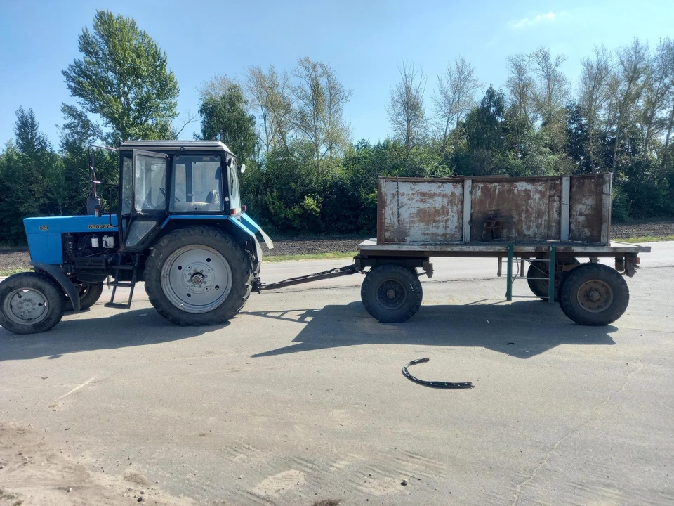 Трактор начал поворачивать налево, когда в него въехала иномарка