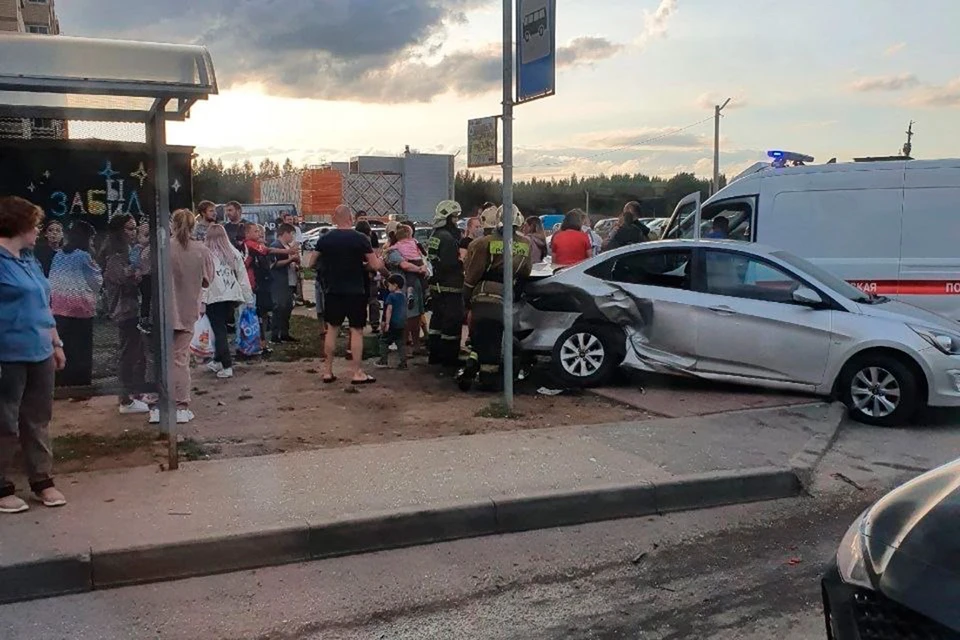 Прокуратура проверит ДТП с влетевшим в остановку автомобилем в Янино. Фото: ДТП и ЧП