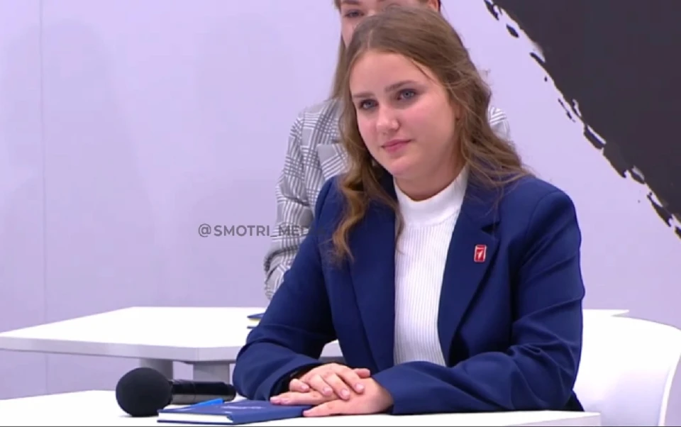 Каролина Уманская из Мелитополя спросила президента о дальнейшем развитии Запорожской области. Фото: кадр из трансляции открытого урока
