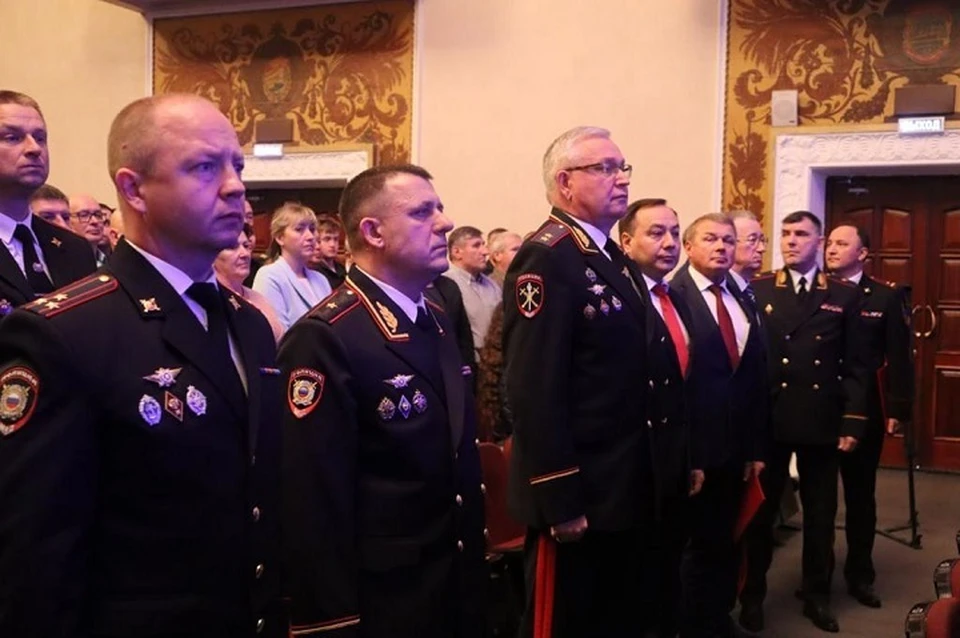 Порядка 100 отличившихся по службе сотрудников на праздничном вечере наградили почетными грамотами. Фото: Валерий Горелых