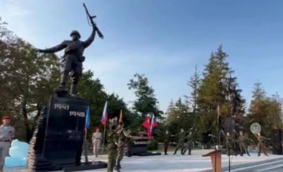 В ЯНАО установили памятник Защитникам Донбасса. Фото