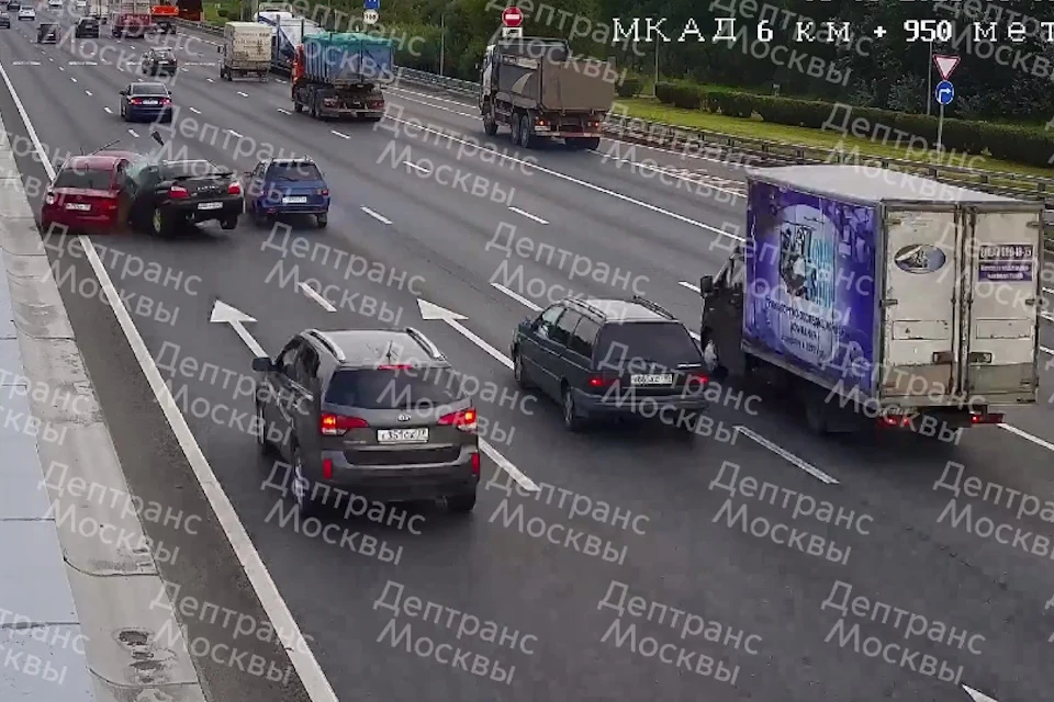 Сразу несколько автомобилей столкнулись на МКАД