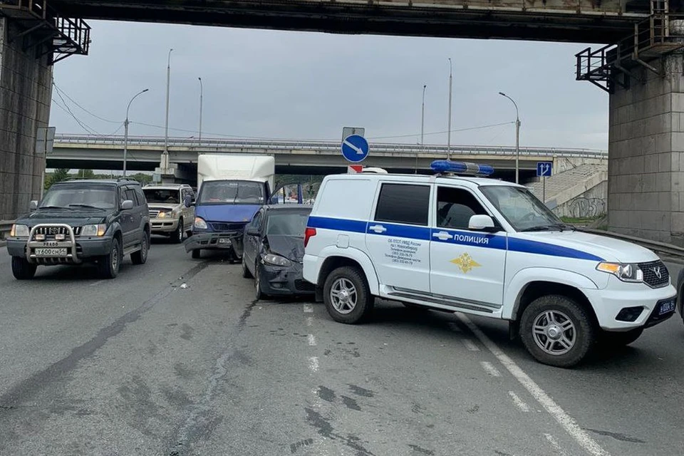 Три машины столкнулись на территории Первомайского района Новосибирска. Фото: Госавтоинспекция по Новосибирску