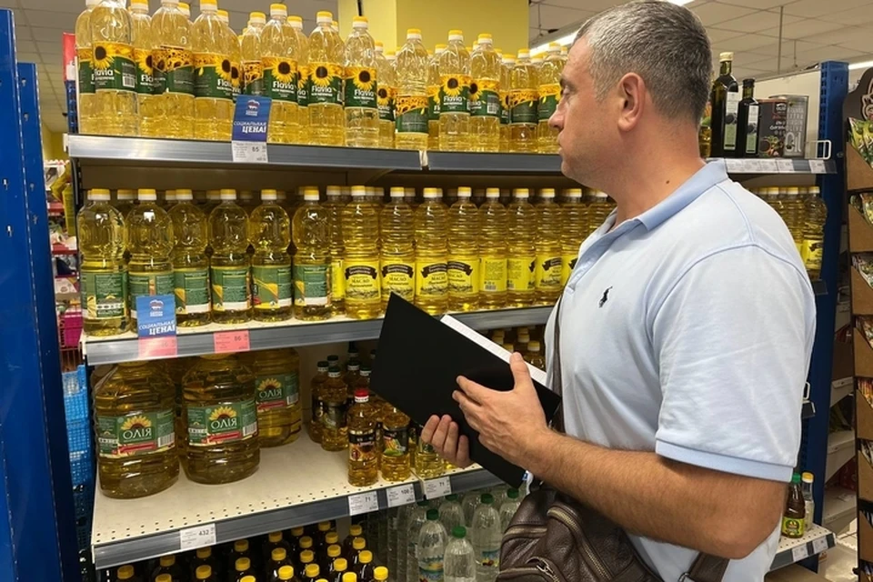 Мониторинг проводят сотрудники ведомства совместно с представителями "Единой России". ФОТО: телеграм-канал министерства по тарифам и ценовому регулированию ЗО