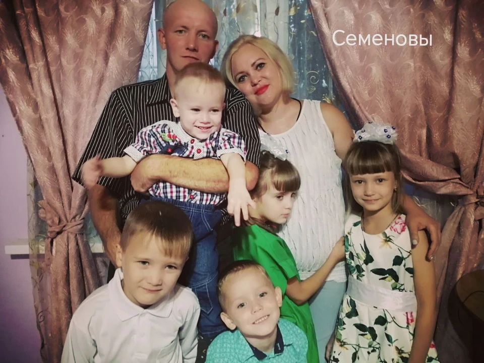 Павел Александрович и Нина Николаевна Семеновых воспитывают пятерых детей
