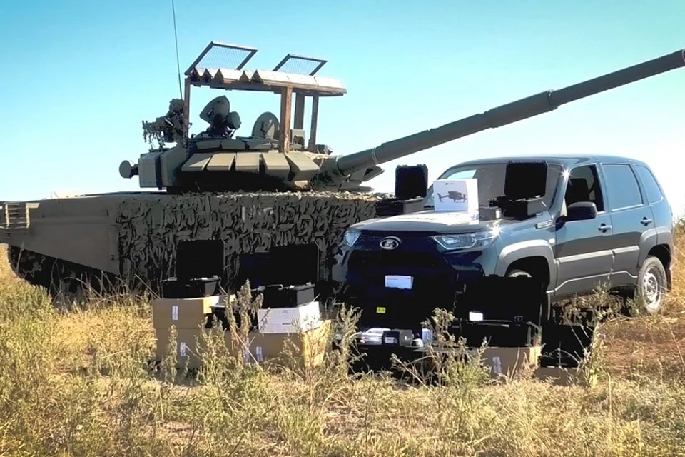 Автомобиль повышенной проходимости и квадрокоптеры получили бойцы ЛНР. Фото - скрин из видео "Сынов Отечества"