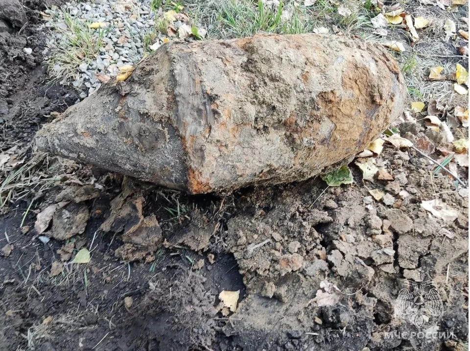 При проведении земляных работ в Белгороде на улице Парковой рабочие нашли 100-килограммовую авиационную бомбу.