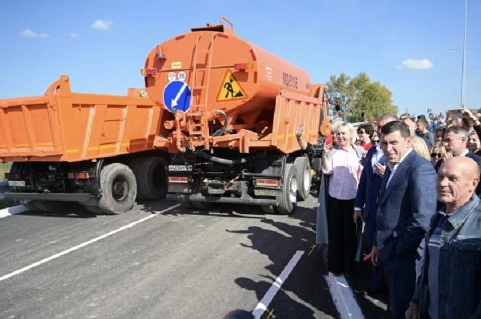 Губернатор принял участие в открытии путепровода. Фото: ДИП Свердловской области