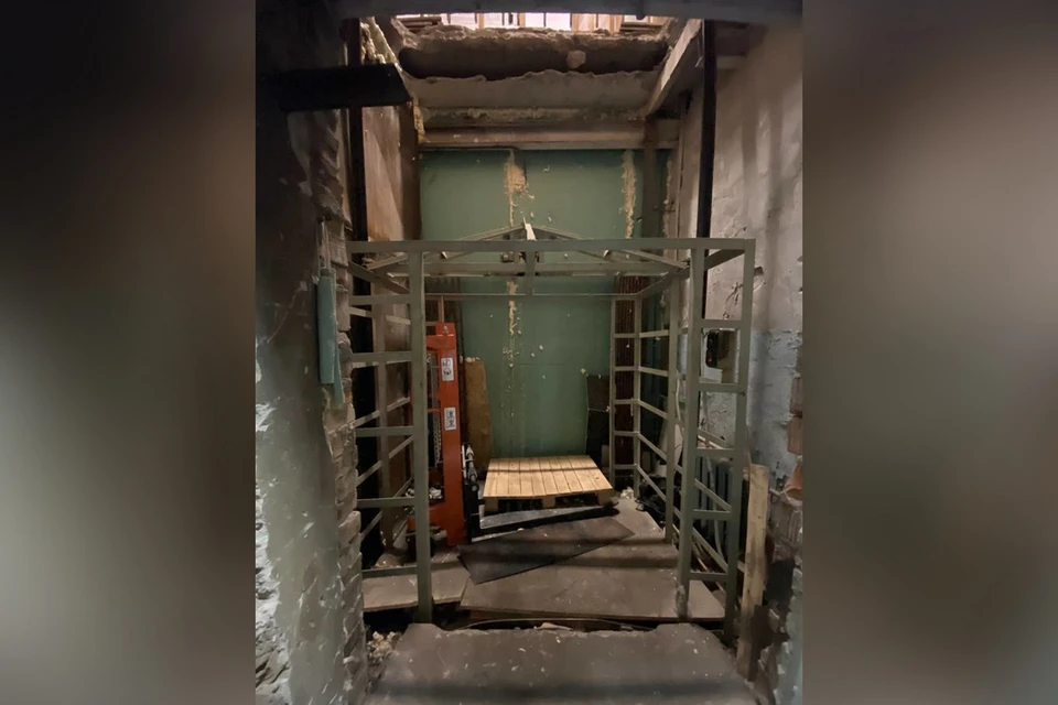 Двое мужчин пострадали при падении лифта в бизнес-центре «Космос» в Петербурге. Фото: СУ СКР по Петербургу