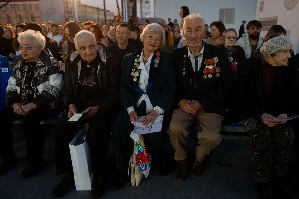 Ветеранам Великой Отечественной войны к юбилею снятия блокады Ленинграда выплатят по 10 тысяч рублей.
