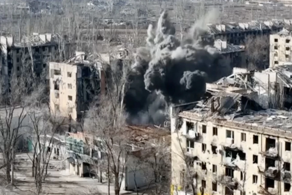 Взрыв после детонации фугасного боеприпаса повлек разрушение нежилого дома. Фото: кадр из видео «РКС-НР»