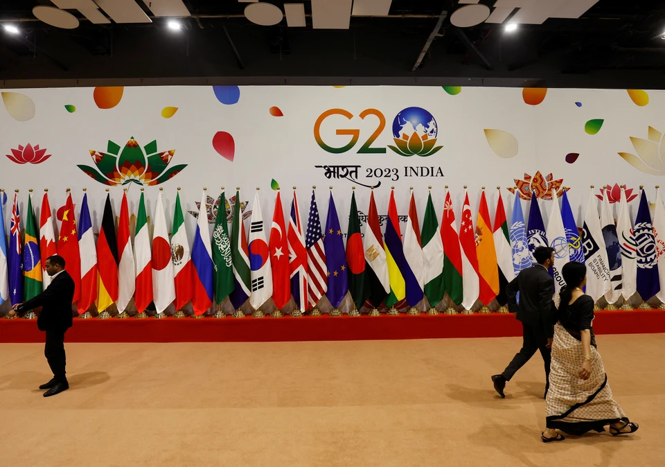 Журналисты выстроились в очередь для фото с флагом России на саммите G20