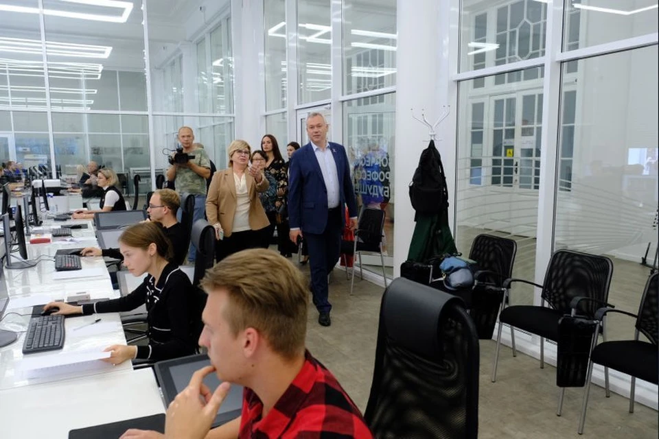 Губернатор Андрей Травников побывал в центре общественного наблюдения. Фото: правительство Новосибирской области.