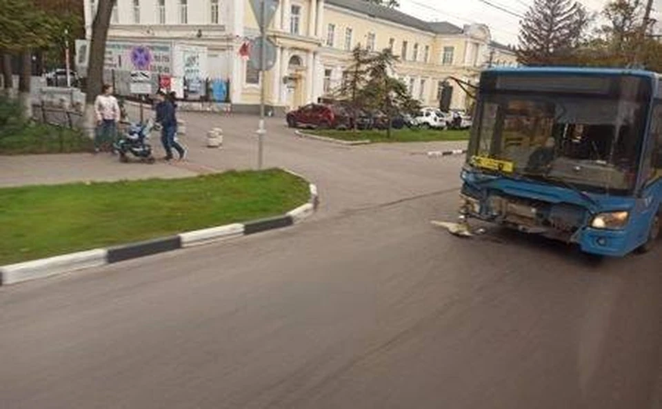 В Туле на улице Первомайской произошло тройное ДТП с участием автобуса