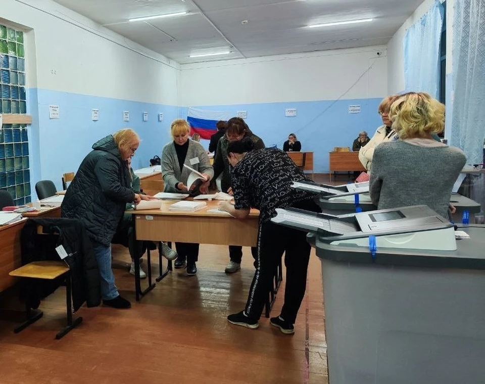 Члены избирательных комиссий подсчитывают голоса. Фото: vk.com/kostroma_oblizbirkom