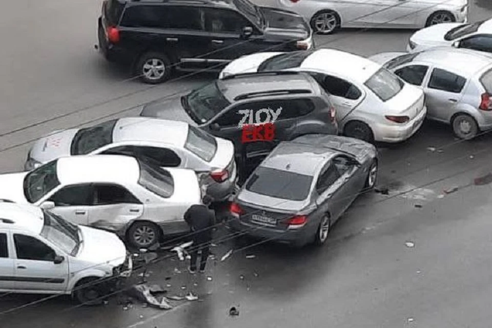 За рулем иномарки находился 26-летний парень Фото: telegram-канал Злой Екатеринбург