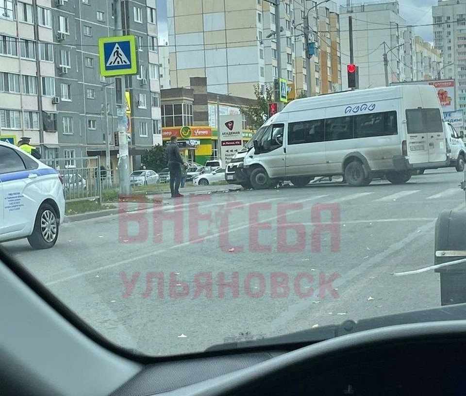 В Ульяновске на улице Репина столкнулись две маршрутке – уже второе ДТП на этой улице за день. Фото телеграм-канал ВНЕ СЕБЯ Ульяновск