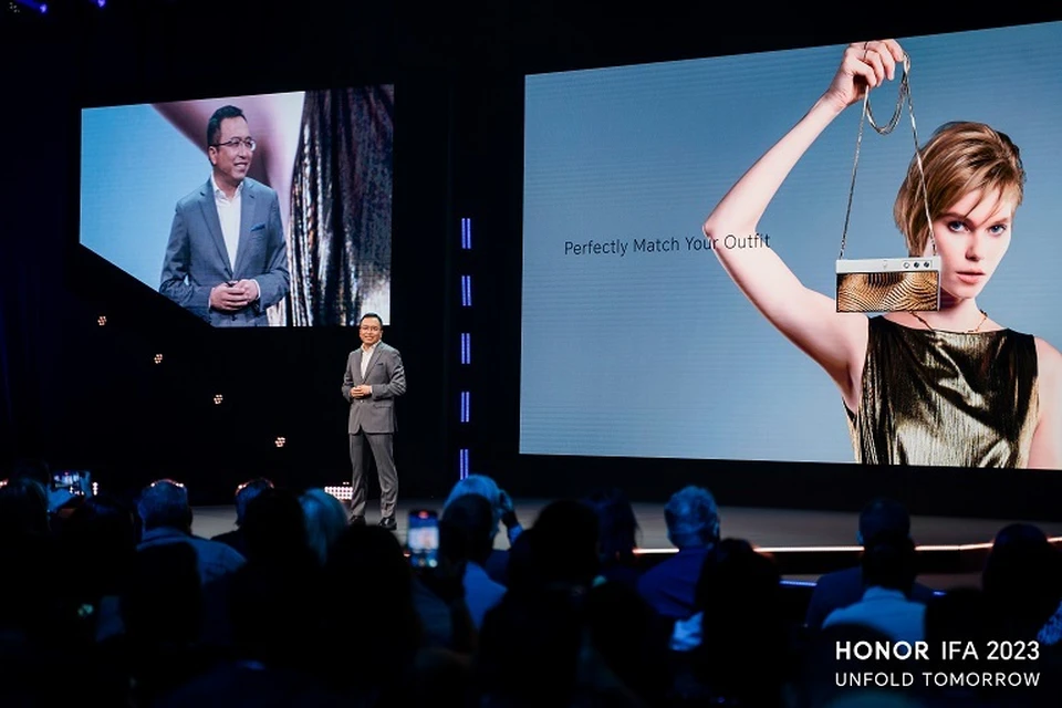 Глобальный технологический бренд HONOR представил смартфон-клатч на выставке IFA 2023. HONOR V Purse — новая концепция «смартфона-клатча», которая позволяет использовать электронные устройства в качестве модных аксессуаров.