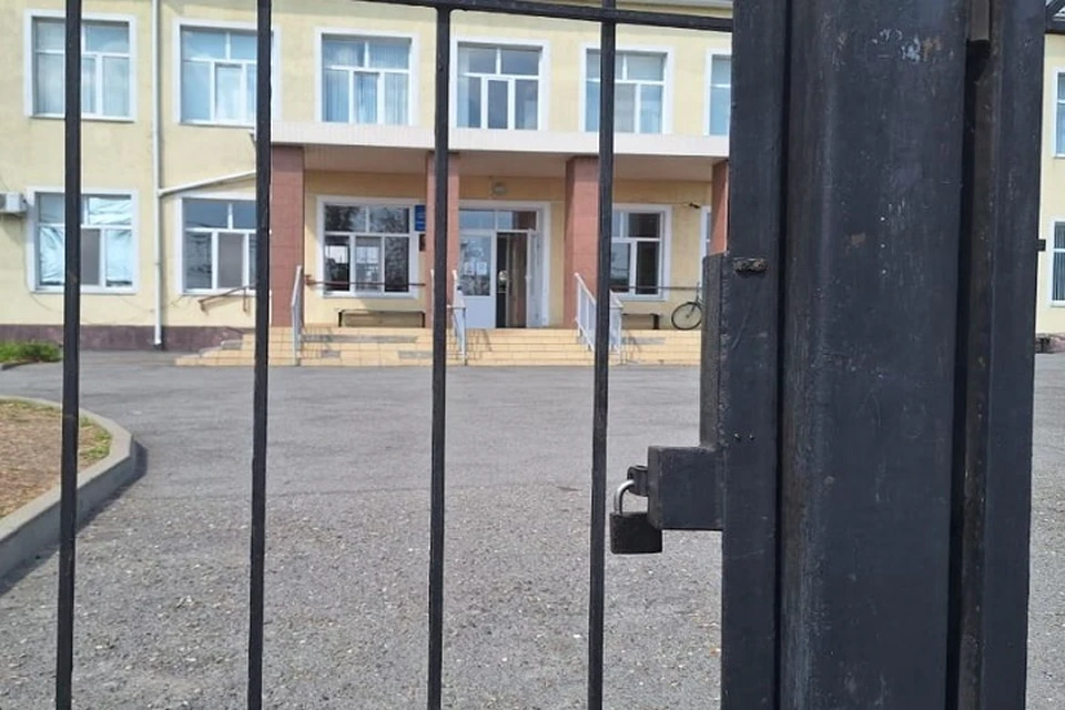 Молодого человека задержали на входе в школу