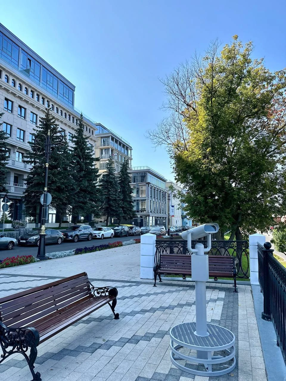 Смотровые зоны с бесплатными биноклями появились на Верхневолжской набережной.