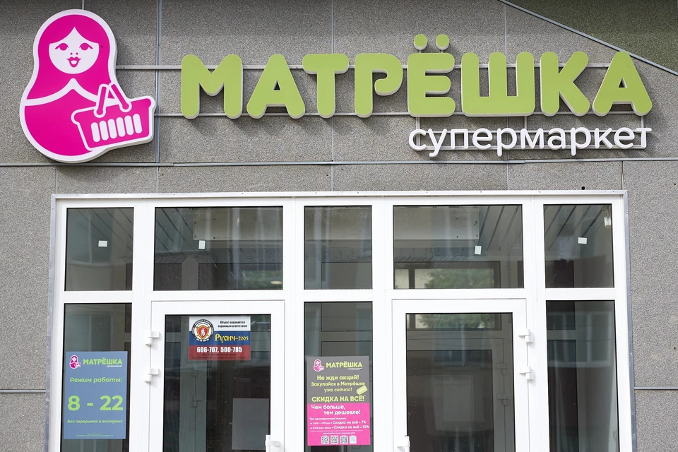 В Южно-Сахалинске продолжается работа по обновлению вывесок в соответствии с дизайн-кодом. Фото администрации областного центра