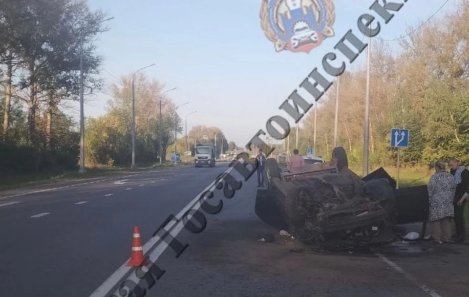 В Чернском районе автомобиль «ВАЗ» врезался в столб и перевернулся