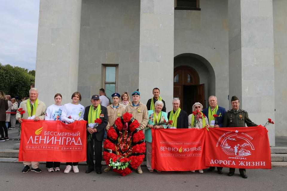 В день начала блокады члены движения «Вечно живые» возложили цветы к мемориалу на Пискаревском кладбище. Фото: пресс-служба «РСТИ».