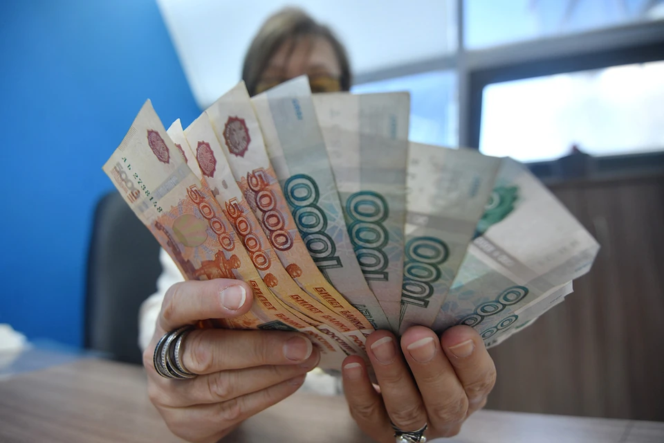 Более всего зарплаты различаются в Москве, в Астраханской области и Санкт-Петербурге, а менее всего в Тыве, Калмыкии и в Магаданской области