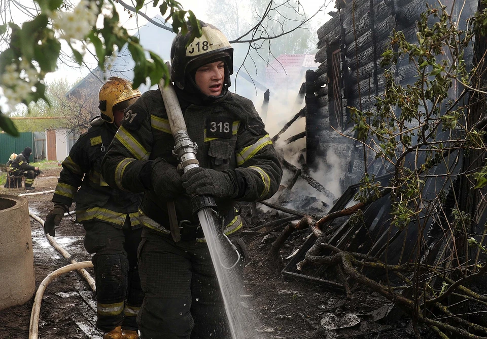 На хуторе Риновском в Ульяновской области пожар уничтожил дом и хозпостройки