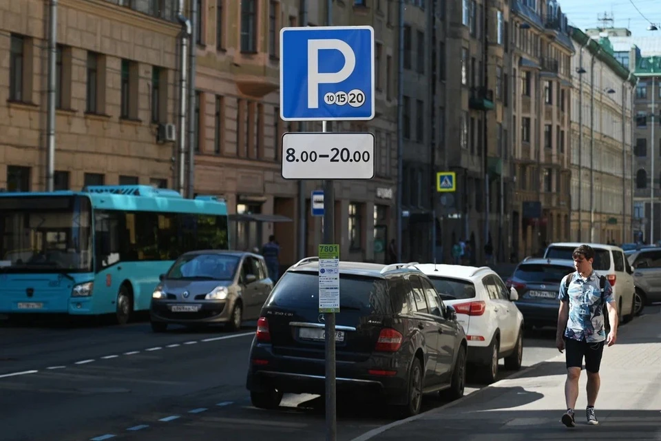 Многодетные семьи получили право на оформление двух парковочных разрешений в Петербурге.