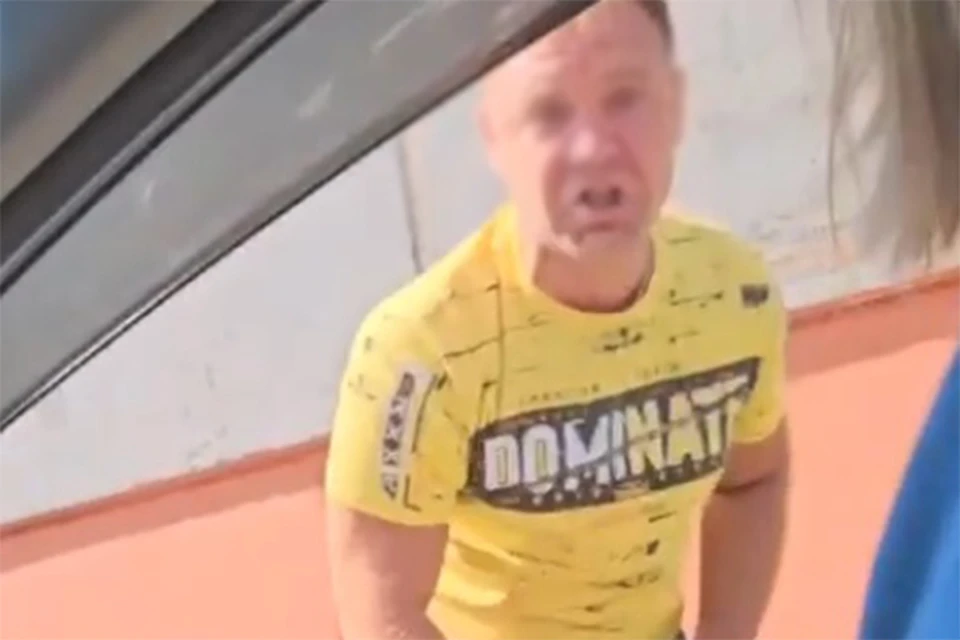 Поведение мужчины попало на видео.