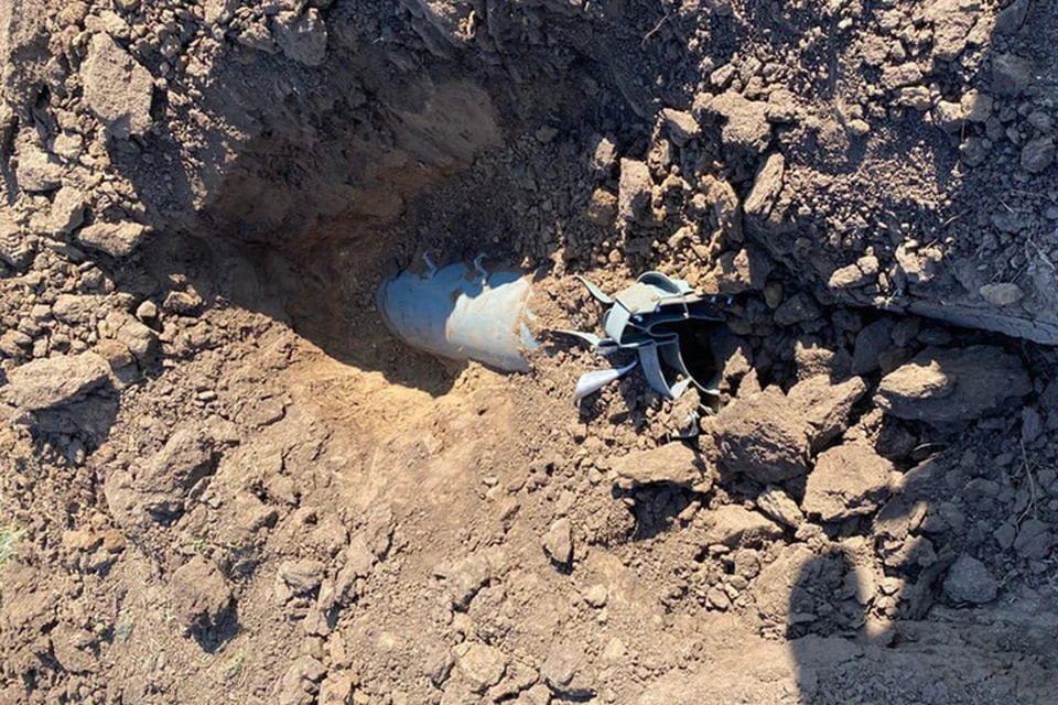 Боеприпас обнаружили в поле, недалеко от села Надеждовка в Чаплынском районе. ФОТО: тг-канал ГУ МВД России по Херсонской области