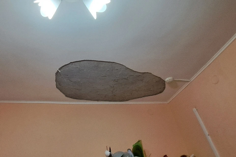 Старый ремонт стал причиной обрушения потолка в общежитии СПбГУ. Фото: предоставлено «КП»