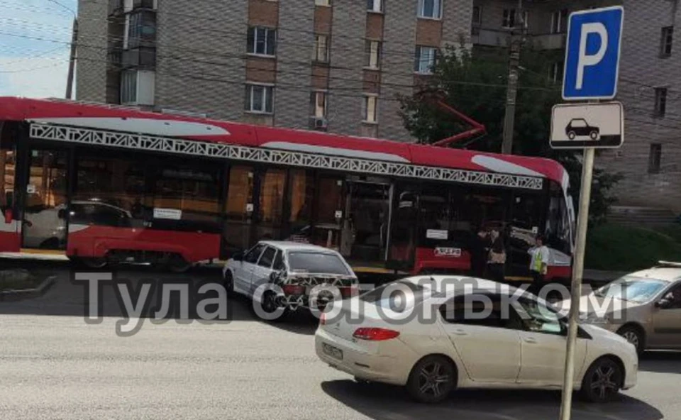 В Туле на улице Металлургов произошло ДТП с участием нового трамвая «Львенок»