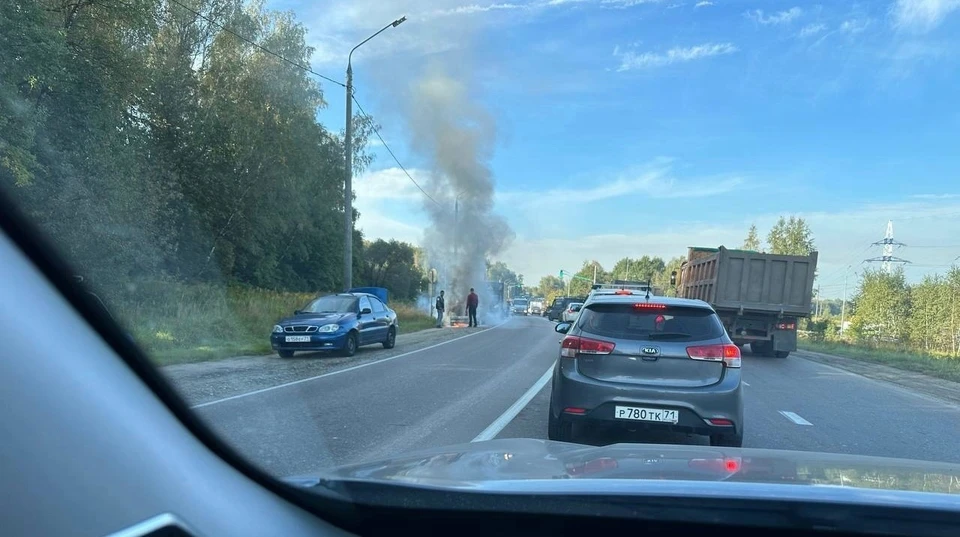 В Тульской области на Одоевском шоссе сгорел легковой автомобиль Chevrolet