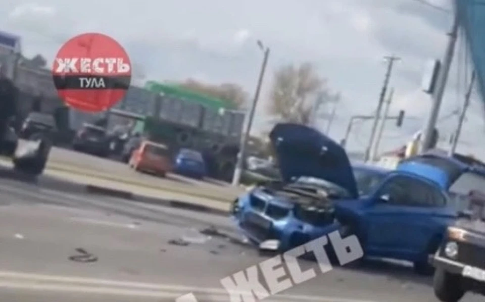В массовом ДТП на улице Октябрьской в Туле пострадал водитель автомобиля Renault