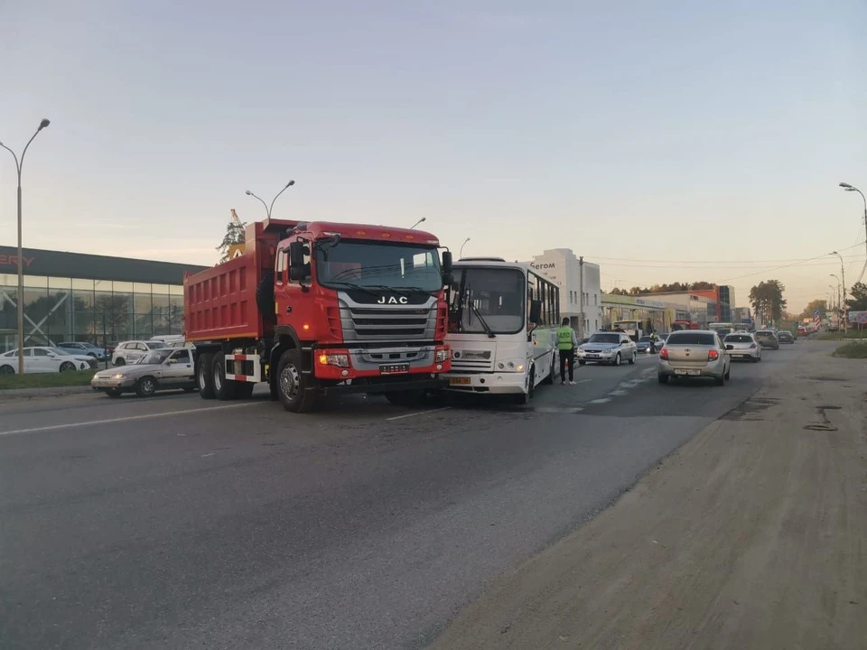 На Березовском тракте произошло столкновение грузовика с пассажирским автобусом. Фото: ГИБДД Свердловской области