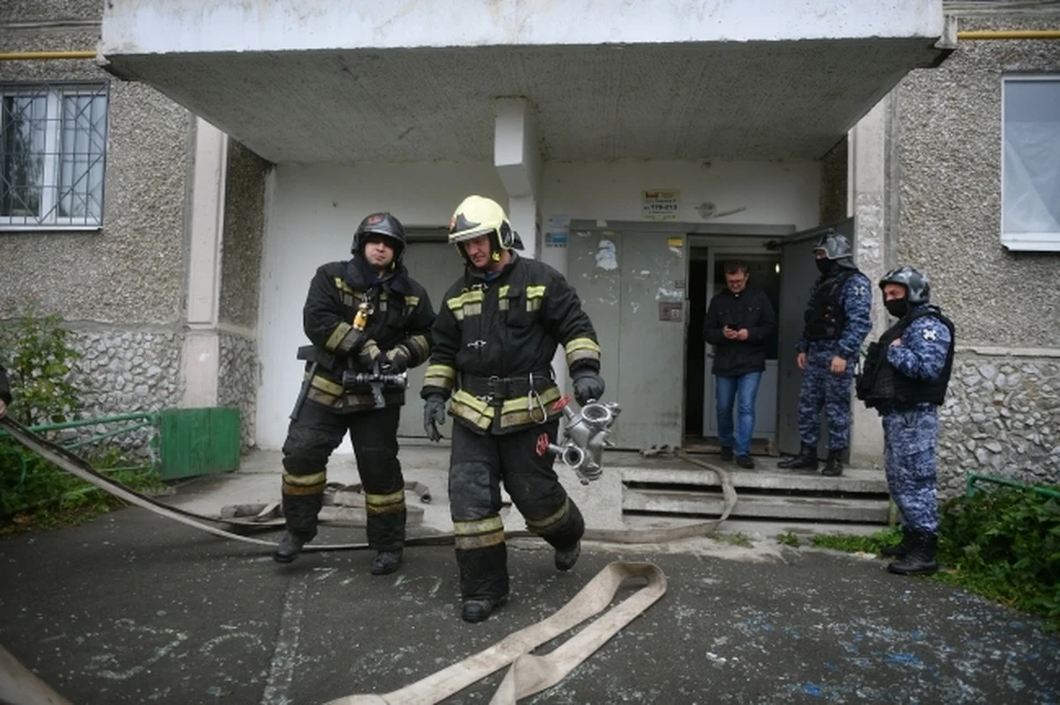 Ночью 16 сентября в Екатеринбурге на улице Академика Постовского загорелась квартира