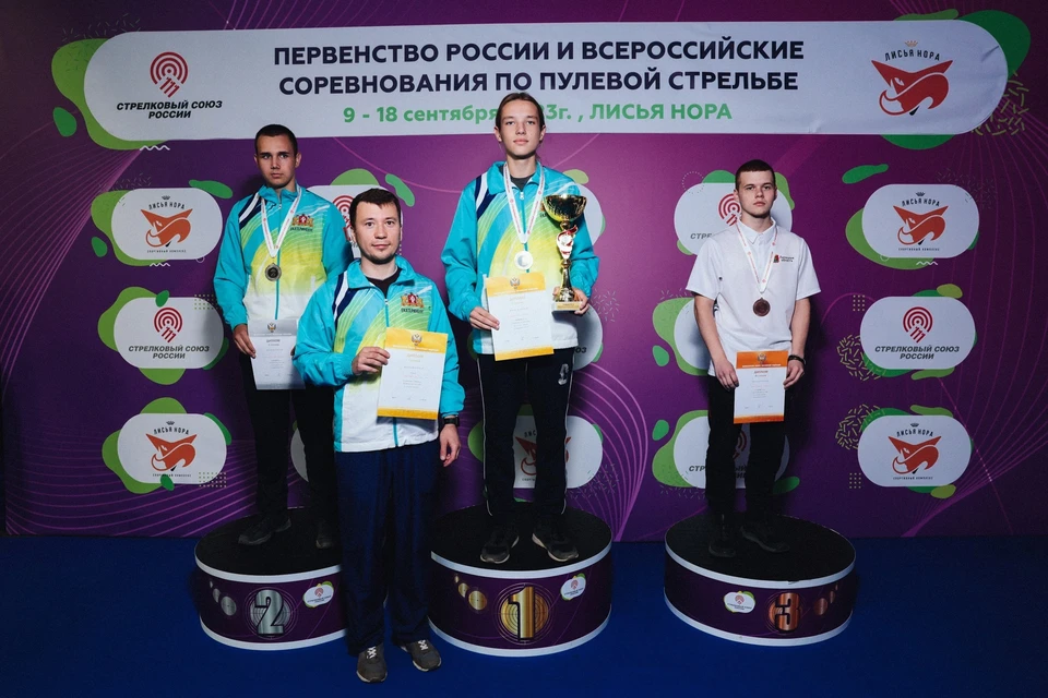 Иван Семенихин (справа). Фото из телеграм-канала Спорт48.